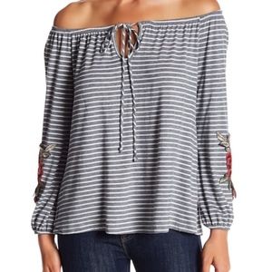 🎉HP🎉 NWT Off Shoulder Striped Top w/ Appliqué
